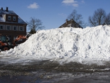 Schneehügel auf dem Emstorplatz Rheine